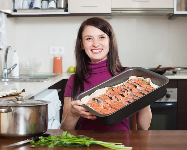 Glad kvinna matlagning fiskpaj — Stockfoto