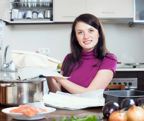 Mujer sonriente cocinando pastel de pescado — Foto de Stock