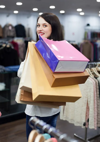 Sıradan bir kız ile alışveriş torbaları — Stok fotoğraf