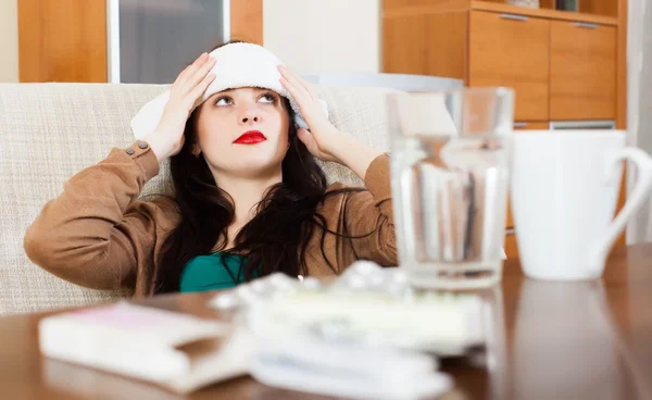 Sofferente donna stupendo asciugamano alla testa — Foto Stock