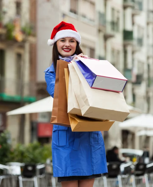 Donna con acquisti durante le vendite di Natale — Foto Stock