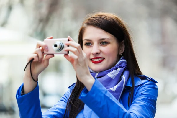 Счастливая девушка с цифровой камерой — стоковое фото