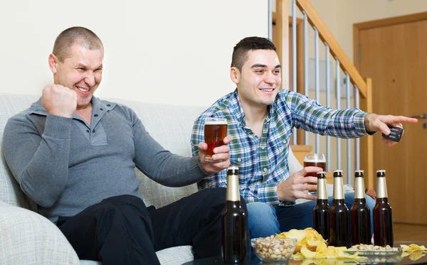 Deux hommes regardant le football avec de la bière — Photo