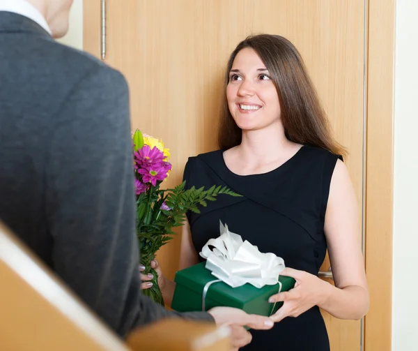 Pretty girl meets young man — Stock Photo, Image