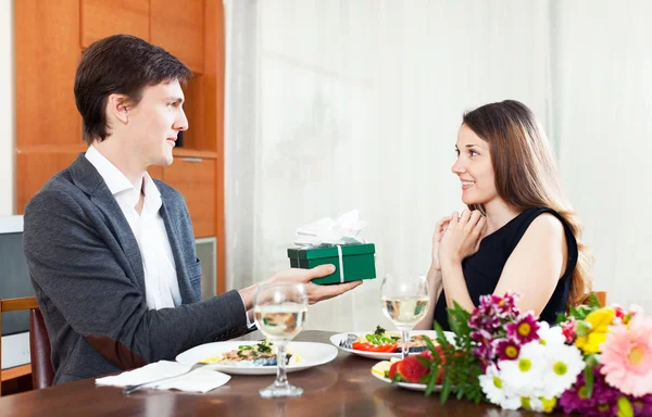 Homem dando presente para a mulher — Fotografia de Stock