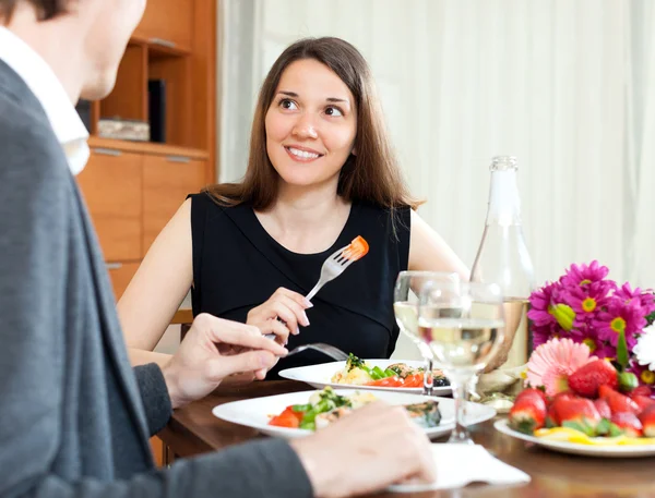 Homme et femme ayant un dîner romantique — Photo