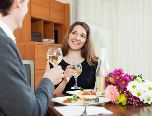 Älskande par romantisk middag — Stockfoto