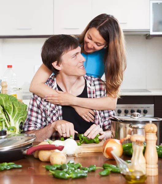 Glückliches Liebespaar kocht zusammen — Stockfoto