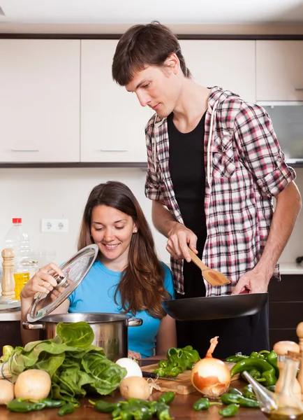 Erkek ve kadın birlikte yemek pişiriyor. — Stok fotoğraf