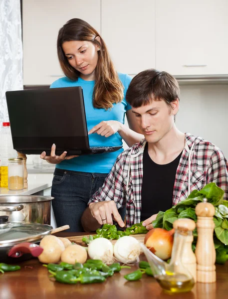 Uomo cucina cibo con donna — Foto Stock