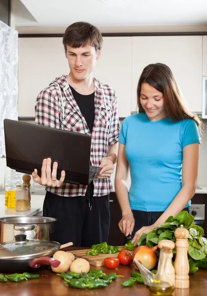 Ragazzo e sorridere ragazza cucina — Foto Stock