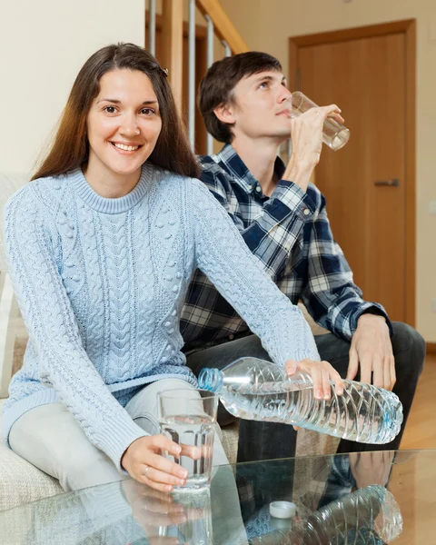 Man and woman drinking water — Stock Photo, Image