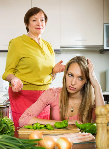 Mutter und Tochter nach Streit — Stockfoto