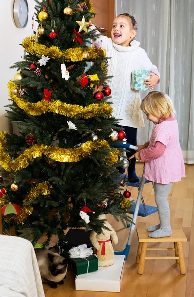 Κορίτσια διακόσμηση χριστουγεννιάτικο δέντρο — Φωτογραφία Αρχείου