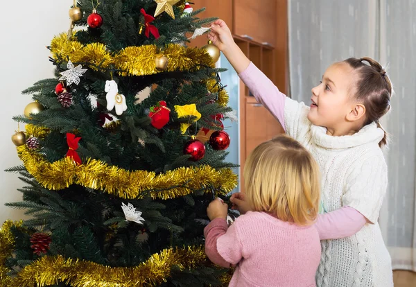 Niños decorando árbol de Navidad —  Fotos de Stock