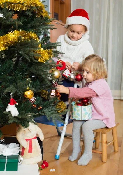 Küçük kızlar Noel ağacı süsleme — Stok fotoğraf