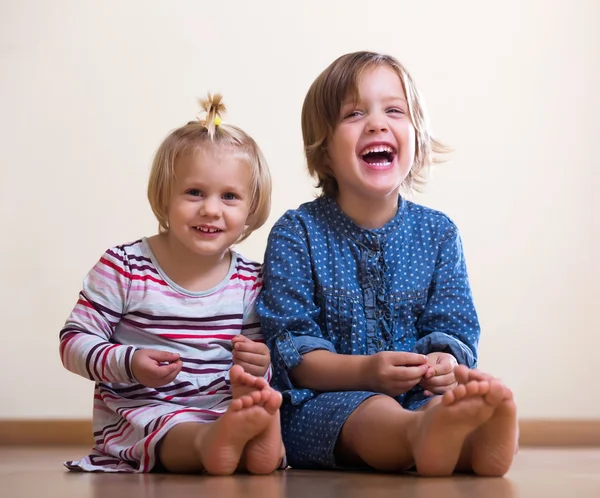 Две счастливые маленькие сестры — стоковое фото