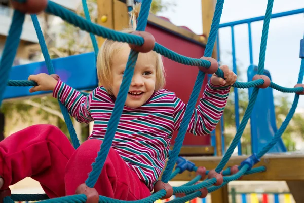 Niña escalando las cuerdas — Foto de Stock