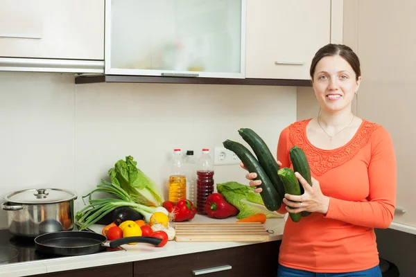 Huisvrouw koken met squash — Stockfoto