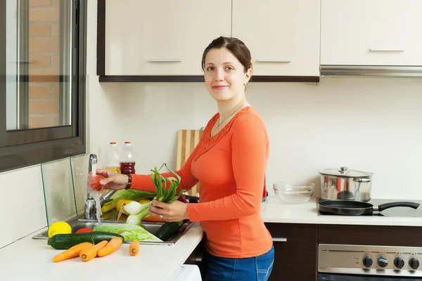 Woman washing fresh vegetables — Stock Photo, Image