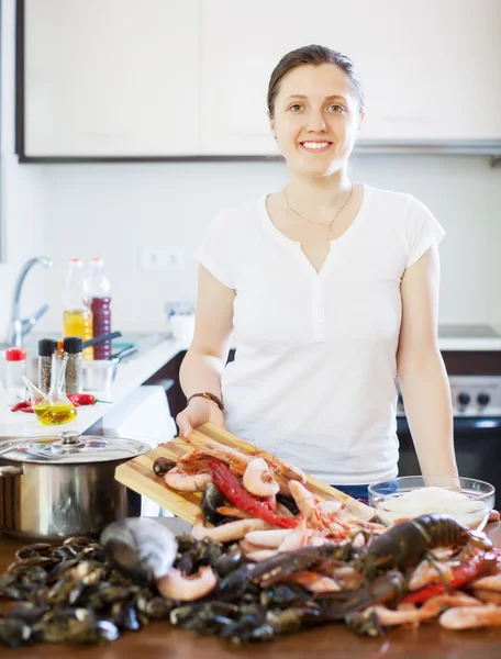 女性の国内台所で魚介類の料理 — ストック写真