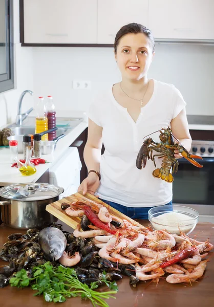 Vrouw koken verse visserijproducten — Stockfoto