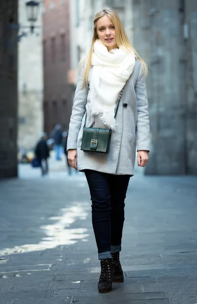 거리에 걸어 금발 여자 — 스톡 사진