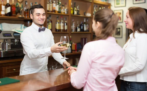 Two girls flirting with barman — Stock Photo, Image
