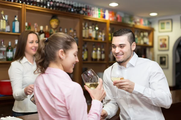Young couple with wine at bar — Stock Photo, Image