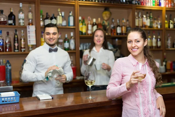 Chica coqueteando con barman en el mostrador —  Fotos de Stock