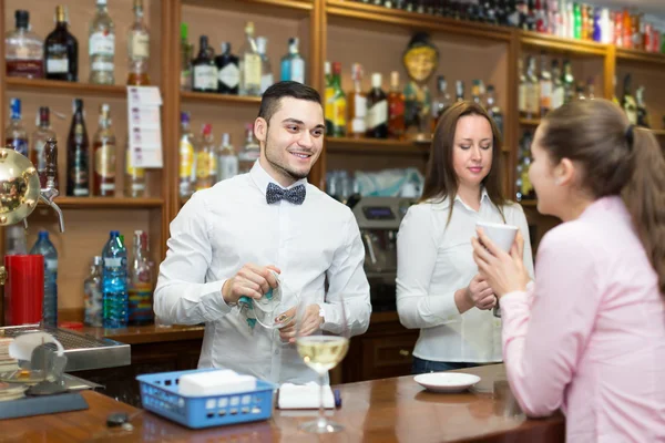 Chica joven de pie en el bar —  Fotos de Stock