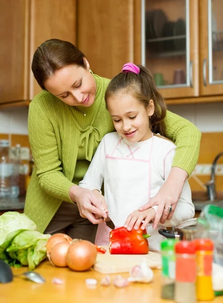 Tjej och mamma att göra soppa — Stockfoto