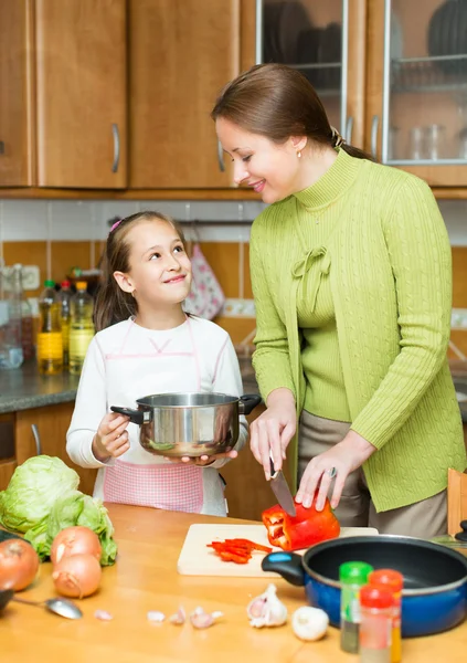 Mamma med dotter matlagning på kök — Stockfoto