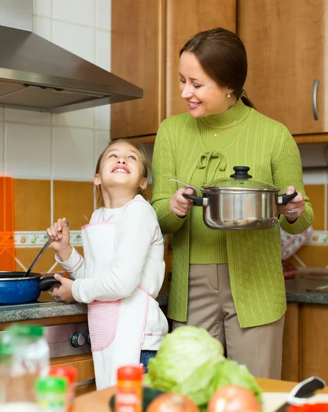 Mãe com filha cozinhar na cozinha — Fotografia de Stock