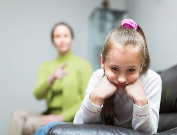 Moeder dochter uitschelden — Stockfoto