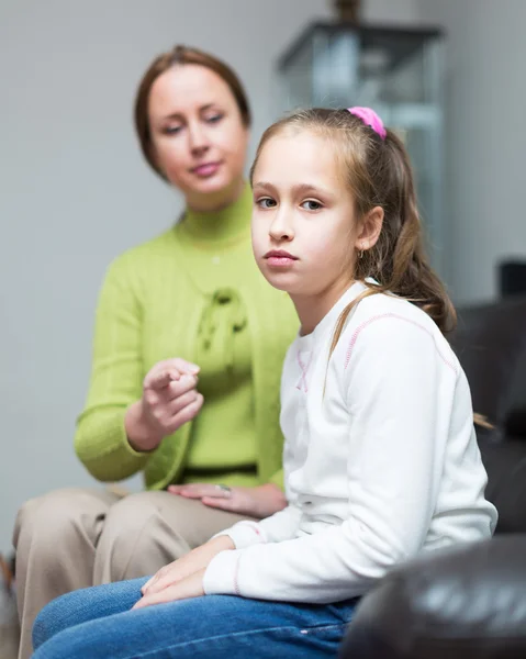 Vrouw uitschelden dochter in huis — Stockfoto