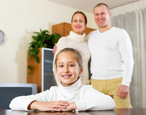 Família relaxante em casa — Fotografia de Stock