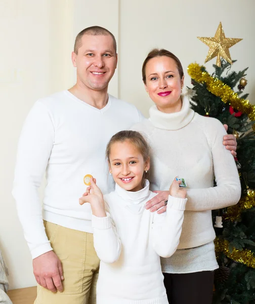 Família com árvore de Natal em casa — Fotografia de Stock