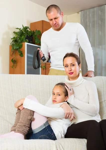 Dochter geruststellend triest moeder — Stockfoto