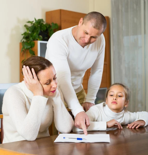 Triste familia que tiene problemas financieros — Foto de Stock