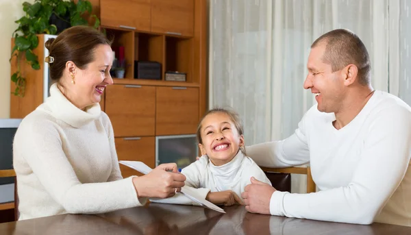 Father and daughter complete questionnaire — Stock Photo, Image