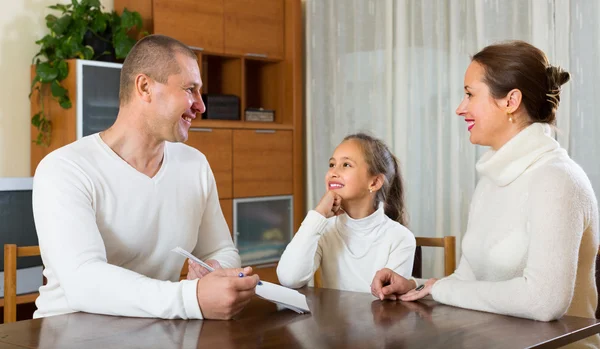 Vater und Tochter füllen Fragebogen aus — Stockfoto