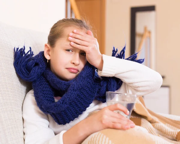 Ragazza che beve dal vetro — Foto Stock