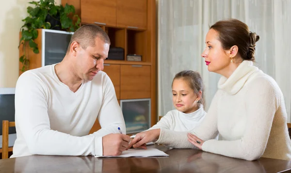 Sorgliga familj har finansiella problem — Stockfoto