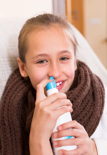 Criança doente com spray nasal — Fotografia de Stock