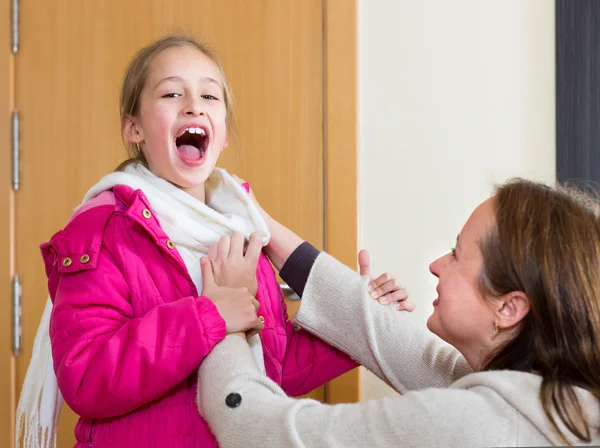 Donna aiutare ragazza a vestire — Foto Stock