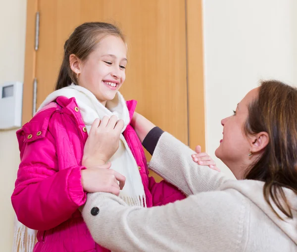 Vrouw dressing kind — Stockfoto