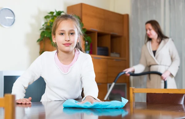 Chica ayudando a mamá a hacer limpieza —  Fotos de Stock