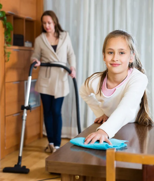Chica ayuda a la madre a limpiar la casa —  Fotos de Stock