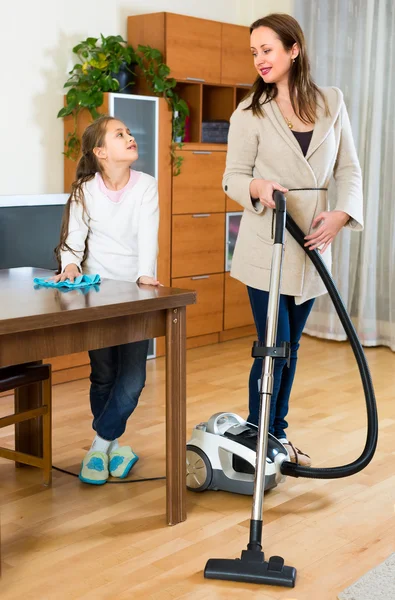 Meisje helpt moeder kamer schoon te maken — Stockfoto